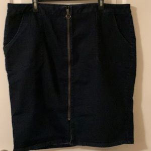 Lane Bryant stretchy blue denim skirt w/front zipper pockets (1 w/flaw) size 22